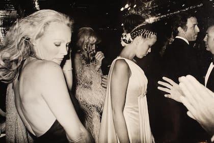 La “chica Bond”, Ursula Andress, y Susana Giménez detrás. Le Club era el lugar de moda donde se encontraban celebrities nacionales e internacionales.