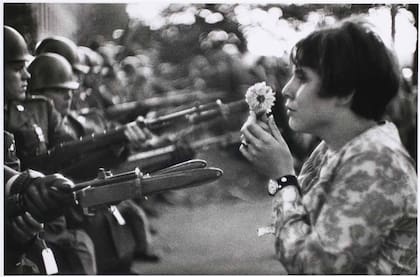 "La chica con la flor", la imagen más famosa de Riboud