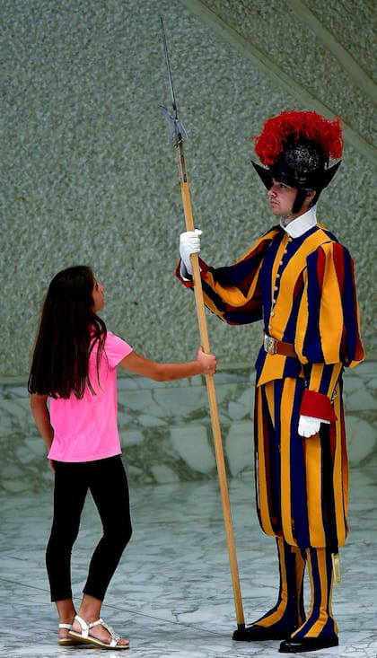 La chica, junto a un Guardia Suizo