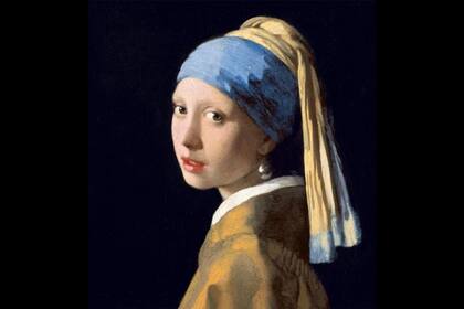 La chica más famosa de Vermeer no lleva un sombrero rojo ni una flauta, es "La joven de la perla" (también conocida como "Muchacha con turbante") y convirtió al holandés en un pintor popularmente conocido en los cinco continentes. Está en La Haya