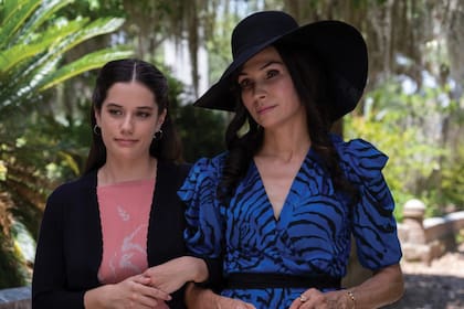 La “chica Travolta” con la
actriz Famke Janssen en
una escena de la película
The Poison Rose (2019)