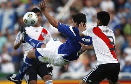 La chilena de López terminó en la red del arco de Barbosa