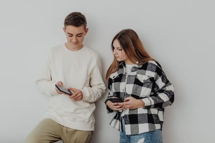 La chill girl no grita: se adapta. Y en esa adaptación, algo de la voz se pierde.