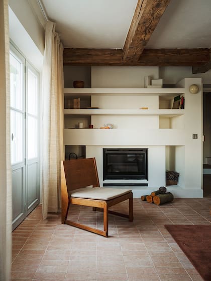 La chimenea, con un nuevo perfil de espíritu geométrico y contemporáneo.
