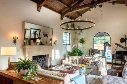 La chimenea, de piedra antigua, es la mayor atracción de la propiedad