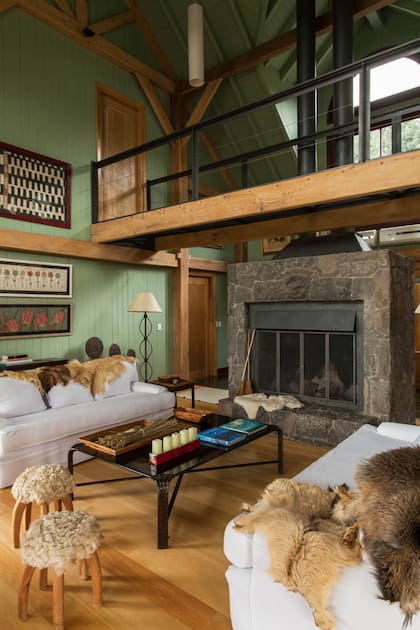 La chimenea de piedra y hierro, en la escala acorde a la doble altura.