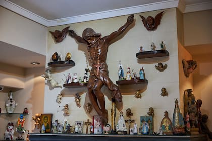 La chimenea del living está decorada con objetos religiosos