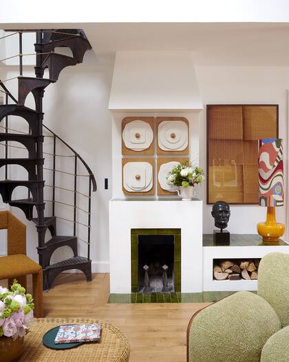 La chimenea es un agregado de la remodelación. Sobre ella, pieza escultórica de Cerámicas Hiromi.