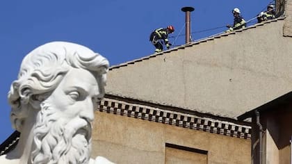 La chimenea fue reinstalada tras la muerte del papa Francisco; por allí se enviará la señal cuando finaliza la votación de los cardenales