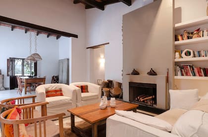 La chimenea se hizo, a propósito, con un estilo más moderno. Un ejemplo de lo que buscaban: mantener la tradición y sumar confort.
