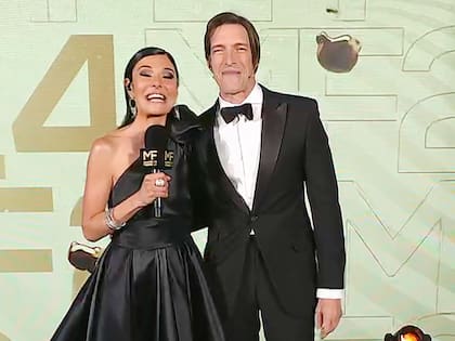 La China Ansa e Iván de Pineda: la dupla de Escape perfecto condujo la alfombra azul de los premios Martín Fierro