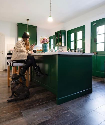 La China en la cocina de su casa, propiedad que puso a la venta por 690 mil dólares