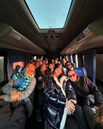 La China Suárez con el equipo de La Bastarda en San Martín de los Andes (Foto: Instagram/@sangrejaponesa)