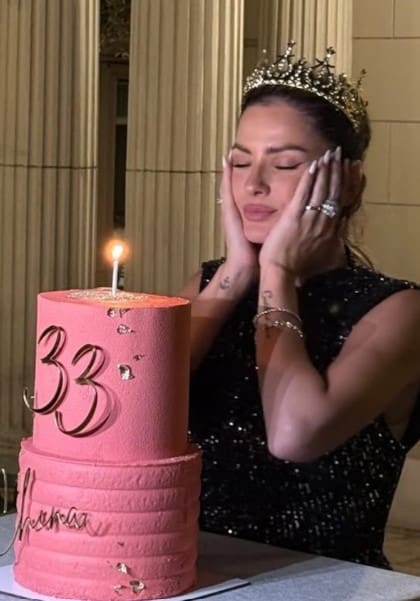 La China Suárez cumplió 33 años y sopló las velitas de una torta de dos pisos