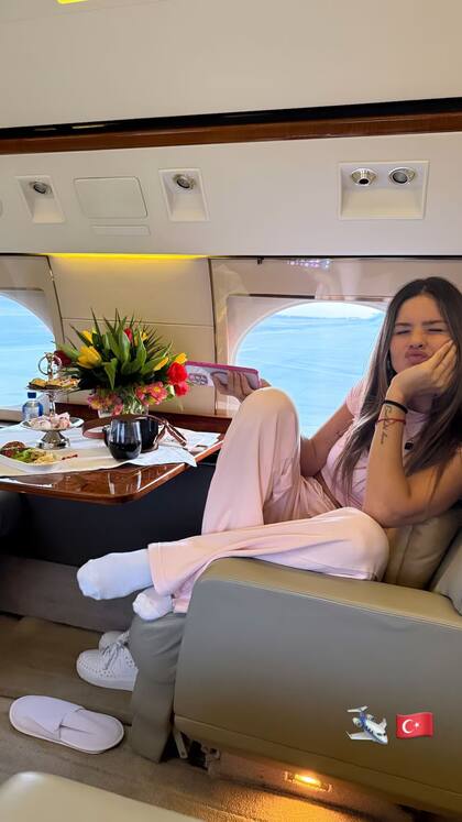 La China Suárez disfrutando de una comida junto a Mauro Icardi en el avión privado (Foto: Instagram/@mauroicardi)