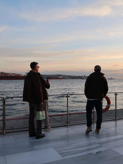 La China Suárez disfrutó de un almuerzo en Turquía, acompañada de su madre y dos amigos (Foto: Instagram/@sangrejaponesa)