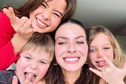 La China Suárez junto a Rufina Cabré y Amancio y Magnolia Vicuña (Foto: Instagram/@sangrejaponesa)