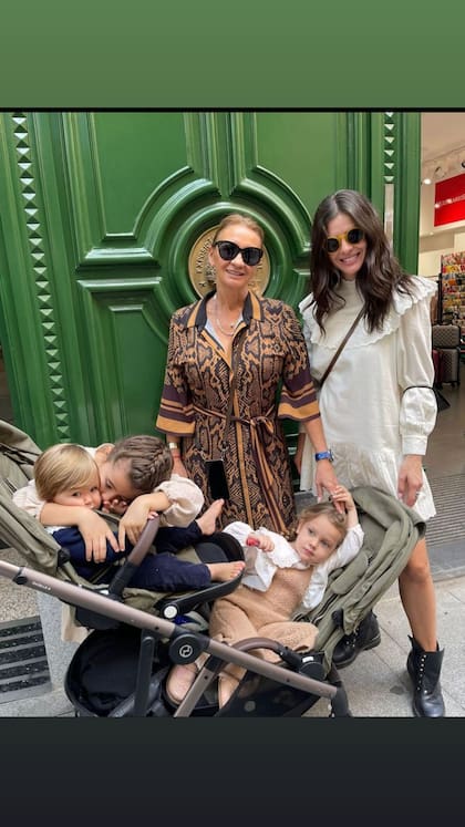 La China Suárez junto a su mamá, Marcela Riveiro, y sus tres hijos, Rufina, Magnolia y Amancio (Foto: Instagram/@sangrejaponesa)