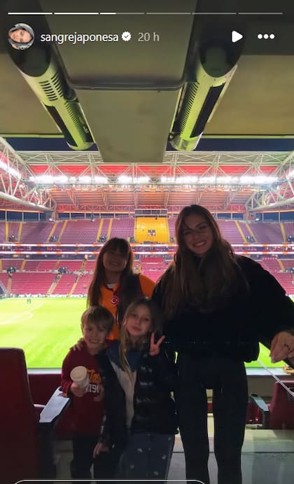 La China Suárez junto a sus hijos en el partido del Galatasaray
