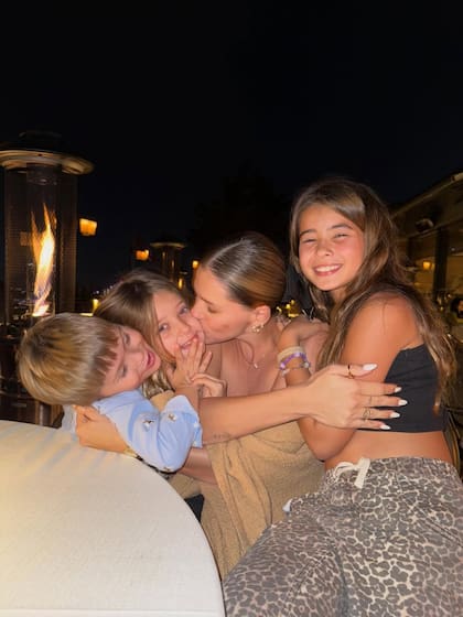 La China Suárez le dedicó un carrusel de fotos a su hija y añadió fotos familiares con el resto de sus hermanos