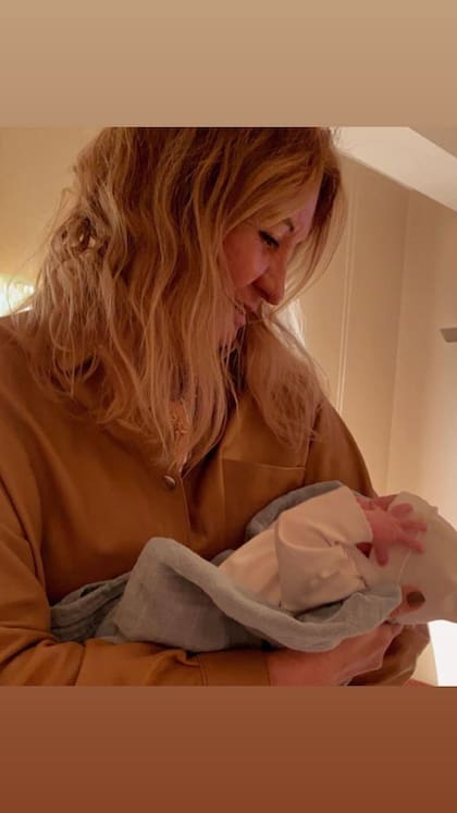 La China Suárez mostró una foto de su mamá con uno de sus hijos (Foto: Instagram/@sangrejaponesa)