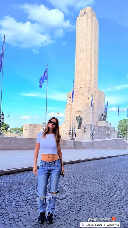 La China Suárez muy sonriente frente al Monumento a la Bandera en Rosario