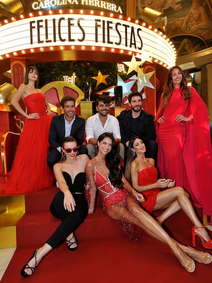 La China Suárez, Pampita y Zaira Nara junto a Celeste Cid, Agustina Casanova, Gonzalo Heredia, Nicolás Cabré y Michel Noher