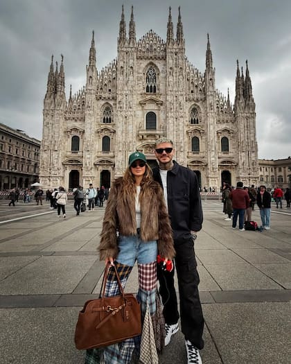 La China Suárez posó con su bolso Miu Miu junto a Mauro Icardi. (Foto: Instagram @sangrejaponesa)