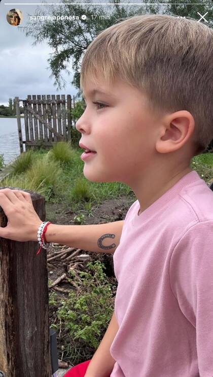 La China Suárez publicó una foto de su hijo Amancio y dejó entrever con claridad su tatuaje en forma de herradura, el cual la conecta con Icardi (Foto: Instagram @sangrejaponesa)