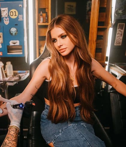 La China Suárez sorprendió al mostrarse con el cabello pelirrojo y ¿haciéndose un nuevo tattoo?