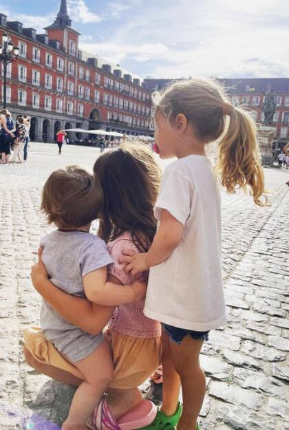 La China Suárez viajó a España junto a sus hijos, su madre y una niñera