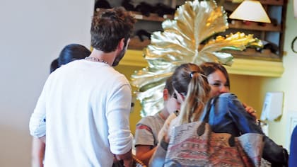 La China Suárez y Pampita se saludan al encontrarse, en el restaurante del hotel Enjoy (ex Conrad).