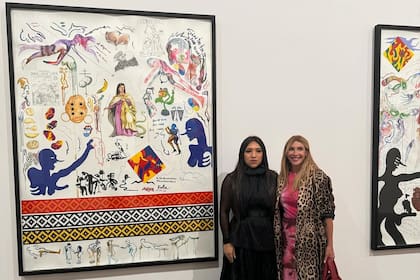 La Chola posa junto a Ama Amoedo delante de su obra exhibida en la Bienal de Venecia