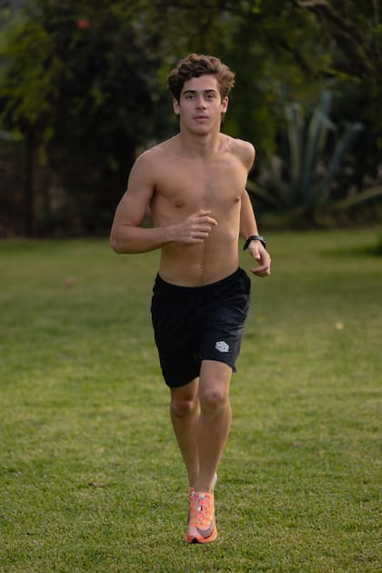 La cicatriz que se ve en su clavícula izquierda es de una reciente operación, dos semanas antes de su última participación en la Fórmula 3, en el circuito de Monza.