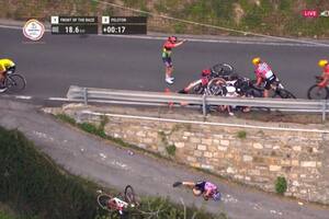 Voló por encima del guardarraíl y cayó a un camino inferior: el impresionante accidente de una ciclista en Italia