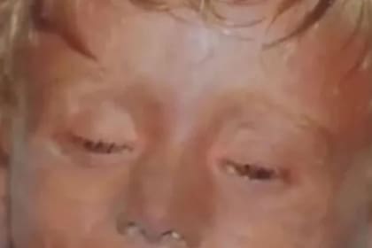 La ciencia atribuye la apertura de sus ojos a un efecto óptico provocado por el ingreso de la luz al lugar donde se encuentra el cadáver y a la humedad