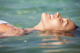 Cómo vivir cerca del agua mejora tu salud mental, emocional y física, según la neurociencia