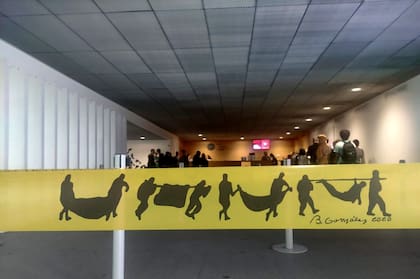 La cinta amarilla que conduce a los mostradores de entrada del museo es una intervención de la artista colombiana Beatriz González