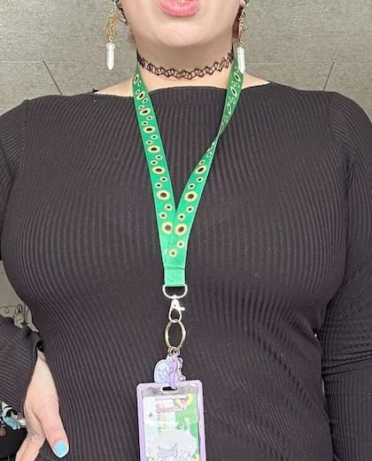 La cinta con diseño de girasoles y la tarjeta que indica el tipo de discapacidad del portador