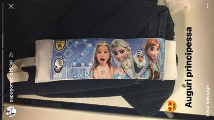 La cinta de capitán de Frozen que usó el Papu Gómez por el cumpleaños de su hija