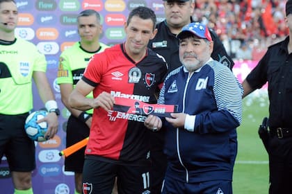 La cinta de capitán que le obsequió Maxi Rodríguez