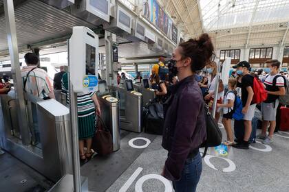 Controles en estaciones y aeropuertos