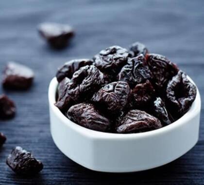 La ciruela pasa es rica en hierro y potasio, capaces de fortalecer los huesos y prevenir la anemia