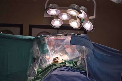 La cirugía “awake”, conlleva entre 4 y 5 horas de trabajo dentro del quirófano