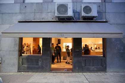 La cita fue a las 18, y arrancó con un coctel en Cora Café, con las delicias preparadas por su chef y dueño, Facundo Olabarrieta