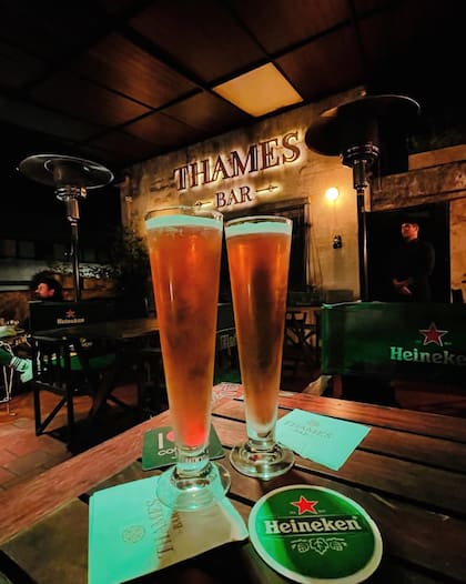 La cita perfecta espera en Thames Bar.