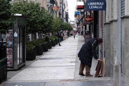 La city porteña con poco movimiento de gente en la peatonal Florida