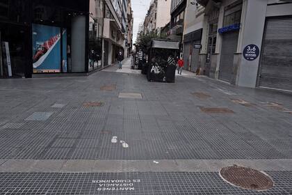 Marcas en las veredas para mantener distancia social entre lo peatones