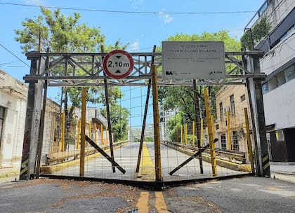 La Ciudad anunció con un cartel que en marzo del próximo año se habilitará la circulación de tránsito liviano en el puente Soler
