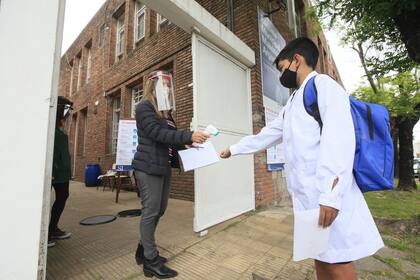 Los expertos consideraron menos importantes que el uso del tapabocas a algunas de las medidas que se implementaron ampliamente, como la desinfección frecuente de edificios y superficies y los controles de temperatura